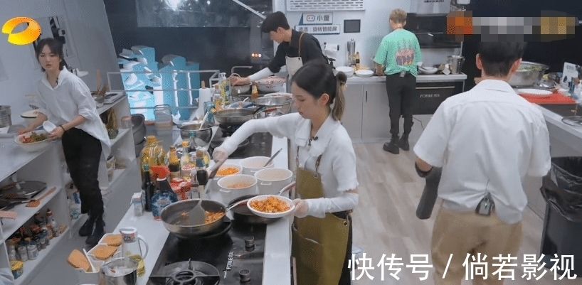 龚俊都|《中餐厅5》黄晓明差点把厨房烧了，周也跟龚俊都被他吓坏了！