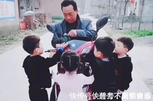 霸道|“偷着乐爷爷”被娃拦路“打劫”,这是我见过最霸道的“劫匪”了