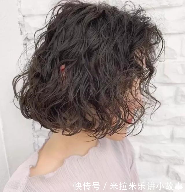 发型 今年秋冬发型别乱剪,18款洋气烫发送给你,无论胖瘦都适合!
