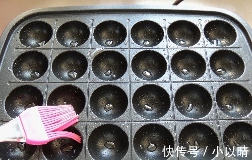 丸子|剩米饭新做法,既是早餐,也是零食,上桌就被抢光,比蛋炒饭好吃