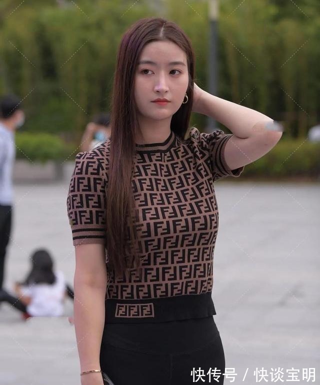 小腹 白色针织短款小衫,露出的平坦小腹,也是十分吸引眼球