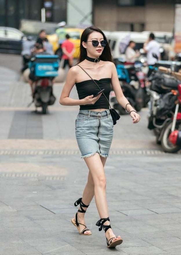 小美女|高颜值的时尚搭配靓丽,小美女精致的妆容,让人羡慕不已
