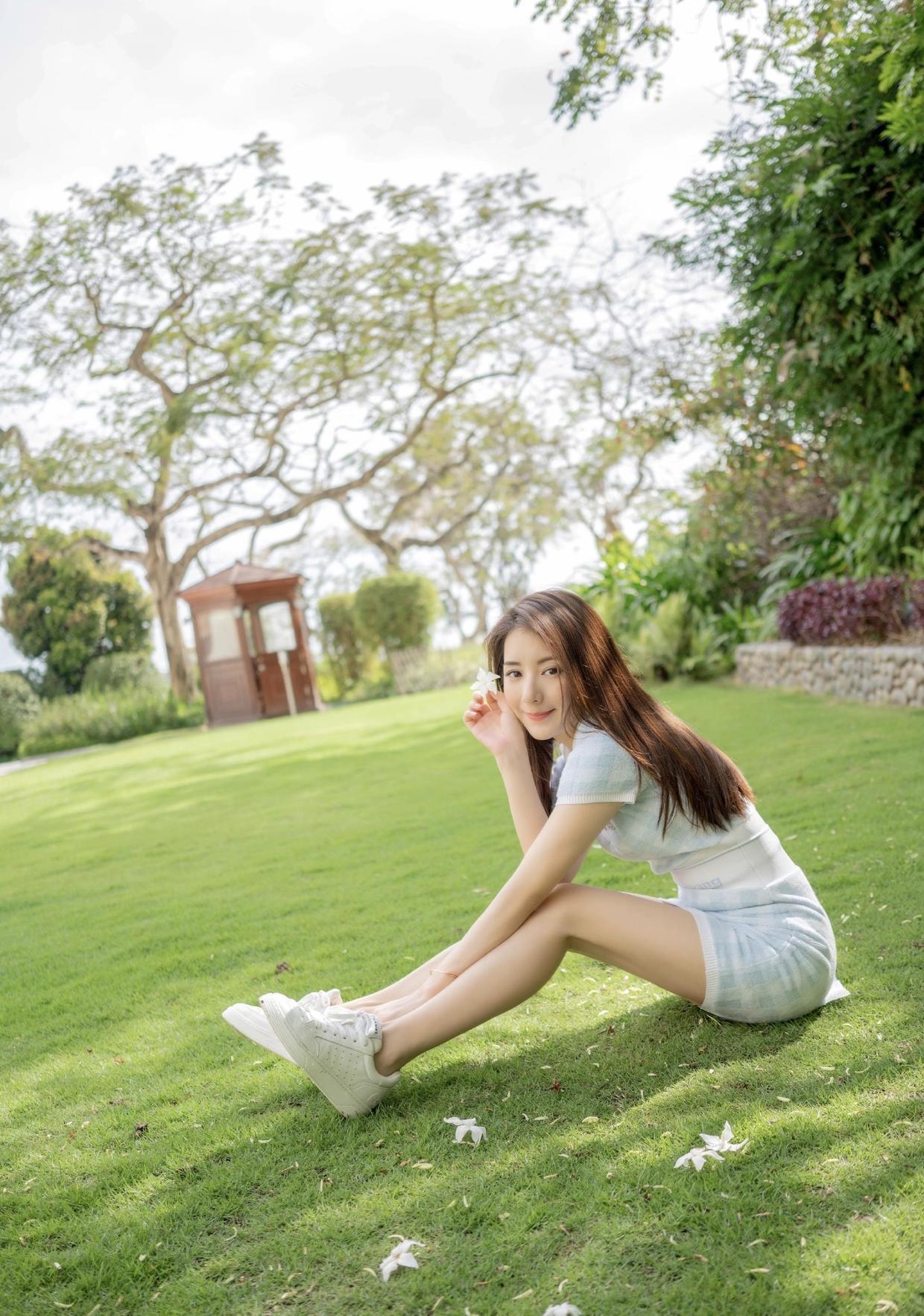 穿搭|方媛不愧是“天王嫂”,日常出行穿baby蓝色针织套装,温柔又减龄