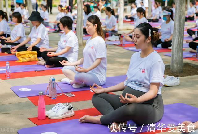 孕妇|超“硬核”孕妇走红,怀孕8个月体重56公斤,腹部线条太美了