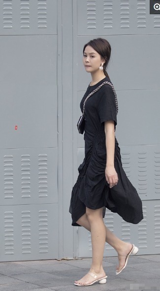 成熟女人喜欢黑色连衣裙,修身显瘦易搭配,轻松穿出精致感