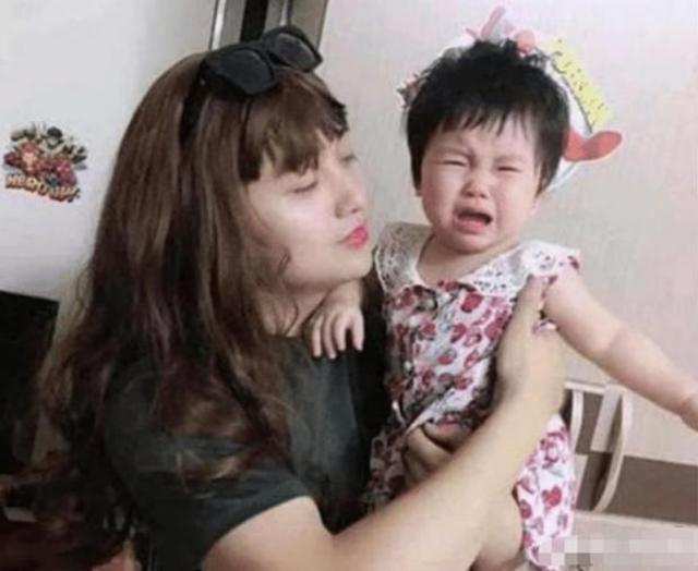 母亲|宝爸穿“女装”走红,为哄女儿高兴,宝爸把自己打扮成了“妈妈”