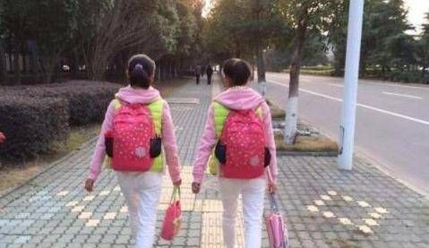 妈妈|双胞胎一个奶奶带，一个妈妈带，6年后相聚，差距不是一星半点