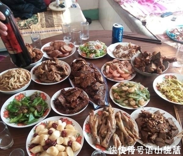 除夕年夜饭,每家每户都不一样,看到这10桌年夜饭,您符合那个?