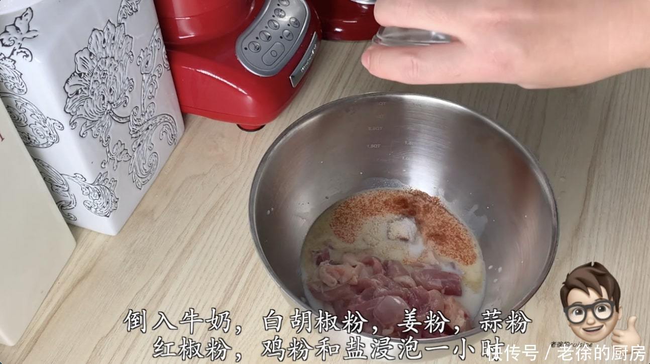 炸鸡酥脆的原因不是配料，掌握这个手法，你也能做出鳞片般的脆皮