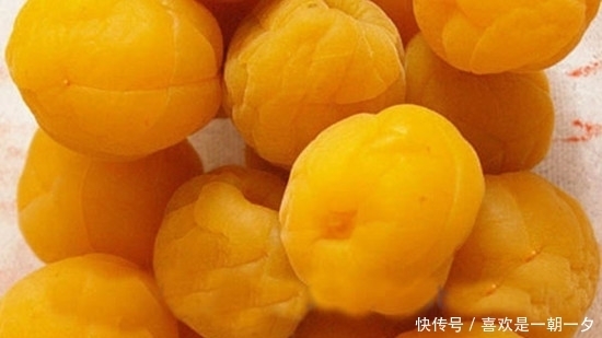 白族的传统美食,雕梅白族姑娘心灵手巧的标志,生皮是待客名菜