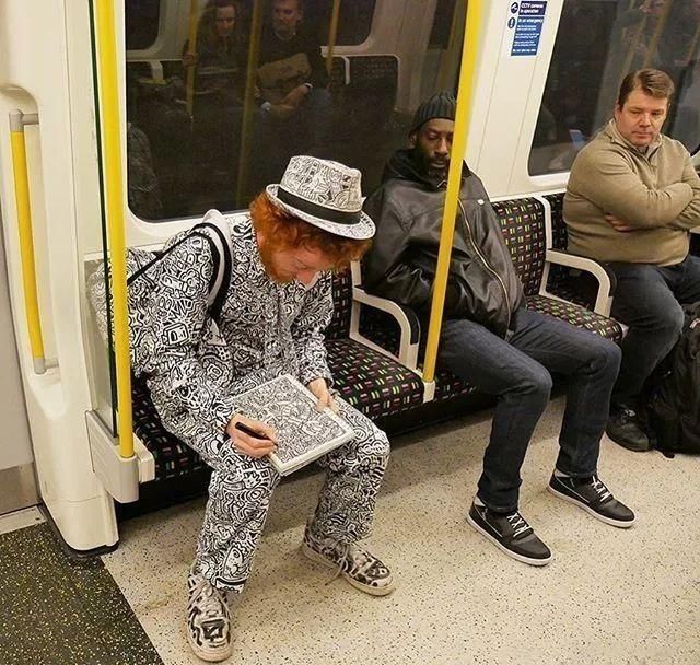 忍不住|小伙子画画月入百万,专家这根本不是画,小伙我承认乱画的