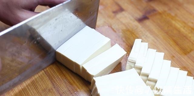老豆腐|豆腐好吃有诀窍，大厨教你这样做，放一个西红柿，汤汁都拌饭吃了