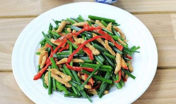 不管炒什么瘦肉，都别着急下锅炒，学会正确做法，肉软嫩不柴，香