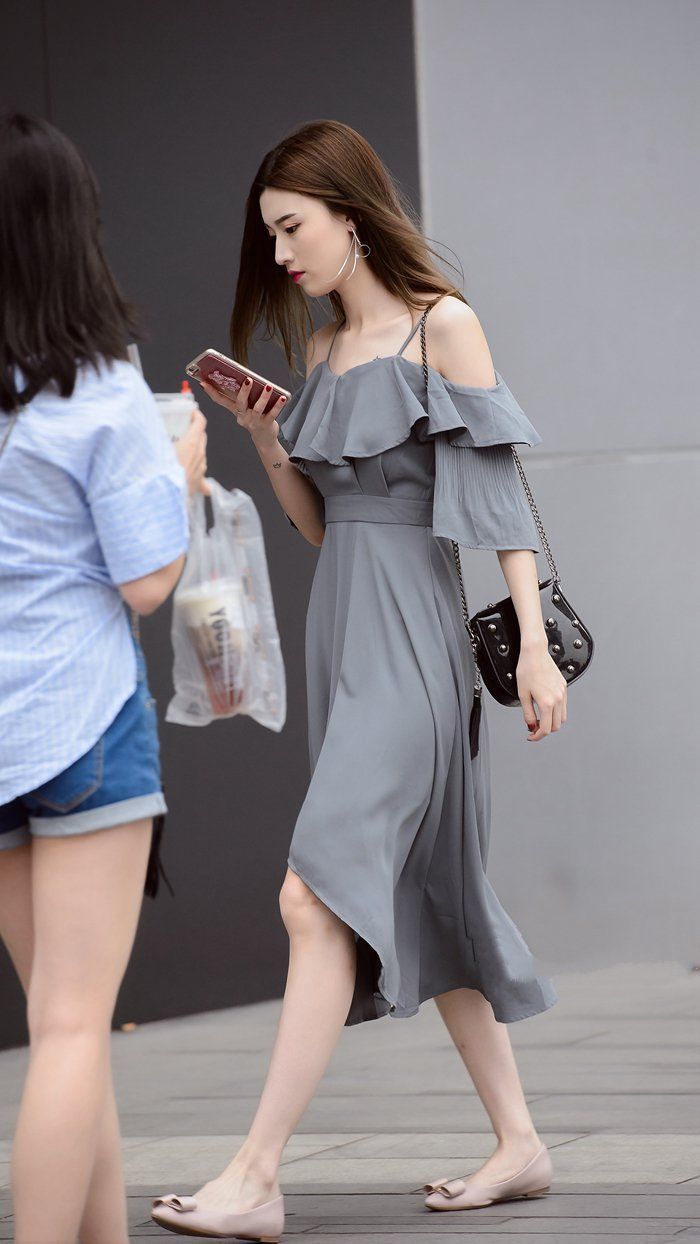领口|美女街拍:灰色的修身连衣裙,荷叶边的领口,看着飘逸迷人,非常有时尚风采