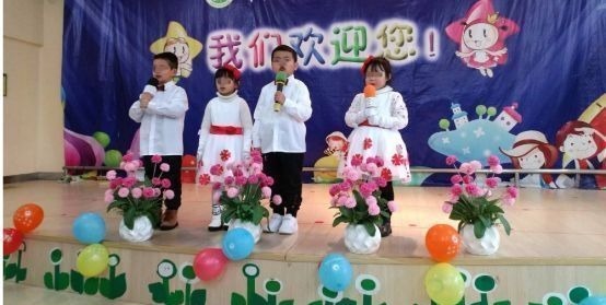 白女士|幼儿园新年联欢成“贵族晚宴”,家长带娃盛装走秀,网友:养不起