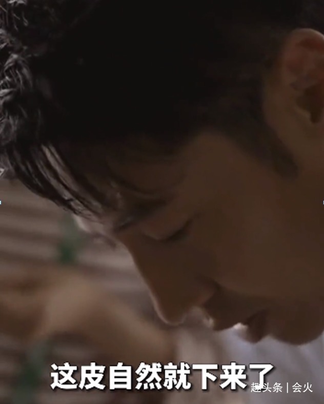 撒貝寧用刀剝蒜！刀面壓蒜手握拳重錘，驚得身旁眾人直呼小心手