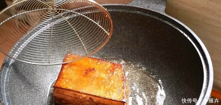 扣肉别用油炸了,教你这个新做法,我家一周吃5次,大厨都夸我
