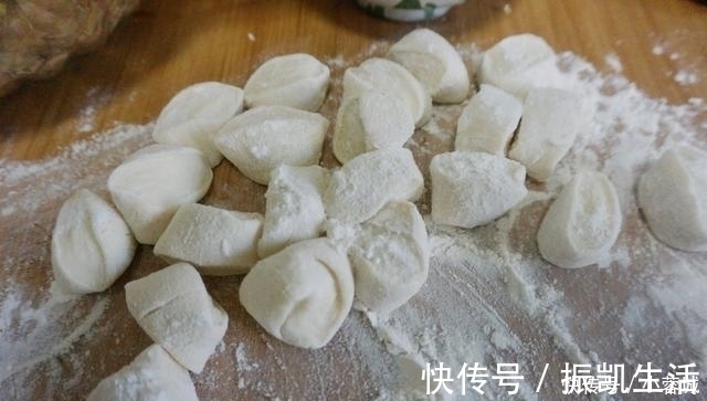 这个馅的饺子百吃不厌,我家每周都包一次,馅香味美,真好吃