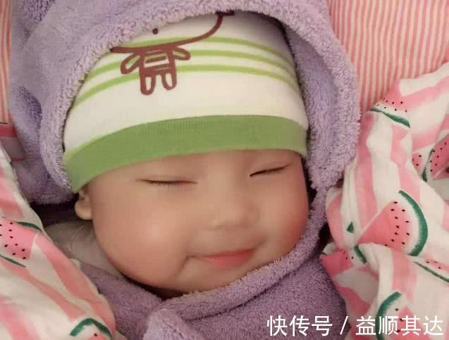宝妈|小宝宝睡觉时,为何会抿嘴偷笑?背后这三个原因,宝妈别忽视!