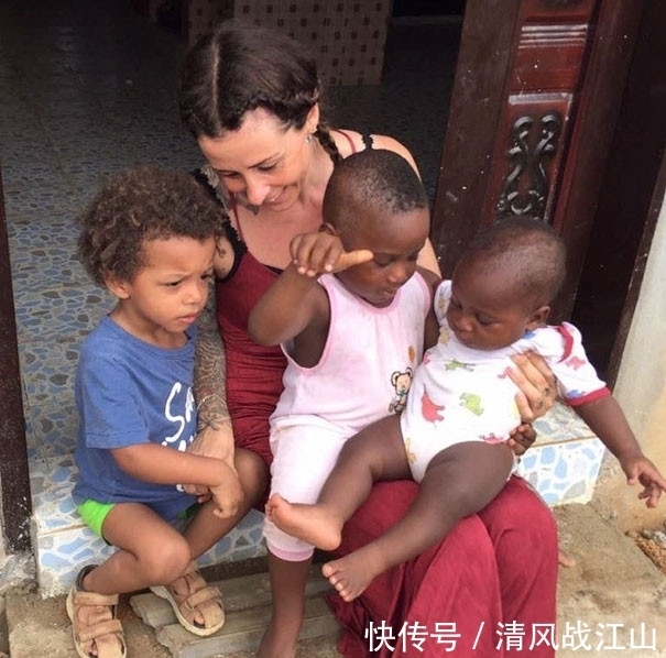 父母|瘦弱男童被父母抛弃，善良美女将他带回家，2年后男童变成了这样