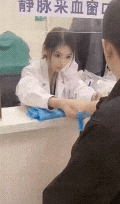 |搞笑笑话,动图:一拳一个歹徒,轻轻松松