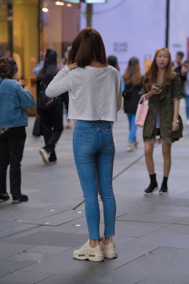 牛仔裤|同样是白T+牛仔,怎样穿出独一无二的时尚感,这套穿搭值得借鉴