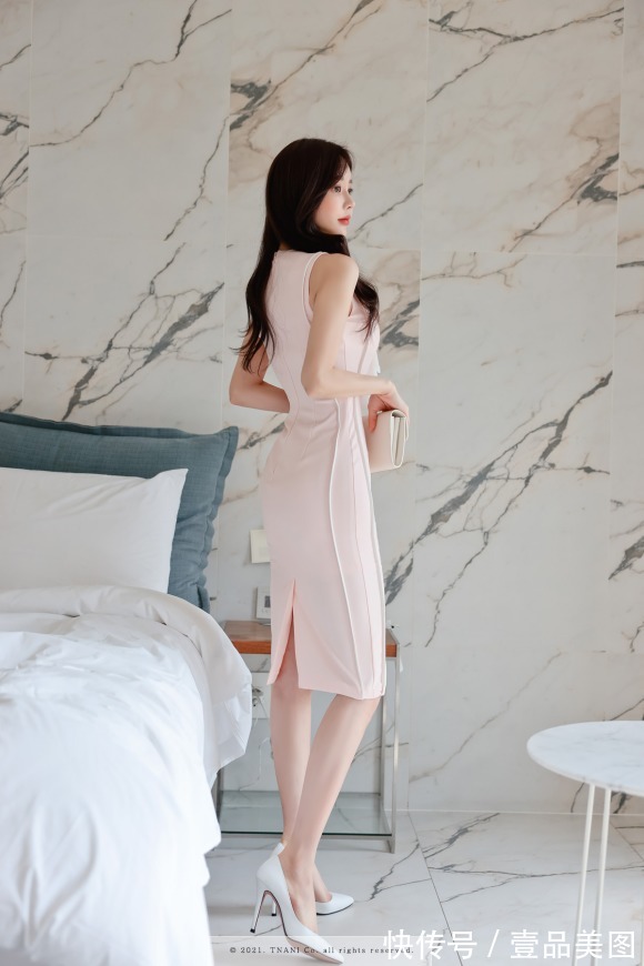 孙允珠|女神孙允珠时尚搭配:砂糖蜜雪月桂淡粉修身及膝裙