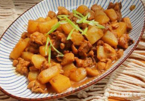 青椒|美食推荐油豆腐炒辣椒、番茄焖排骨、青椒木耳肉丝、土豆酱鸡块