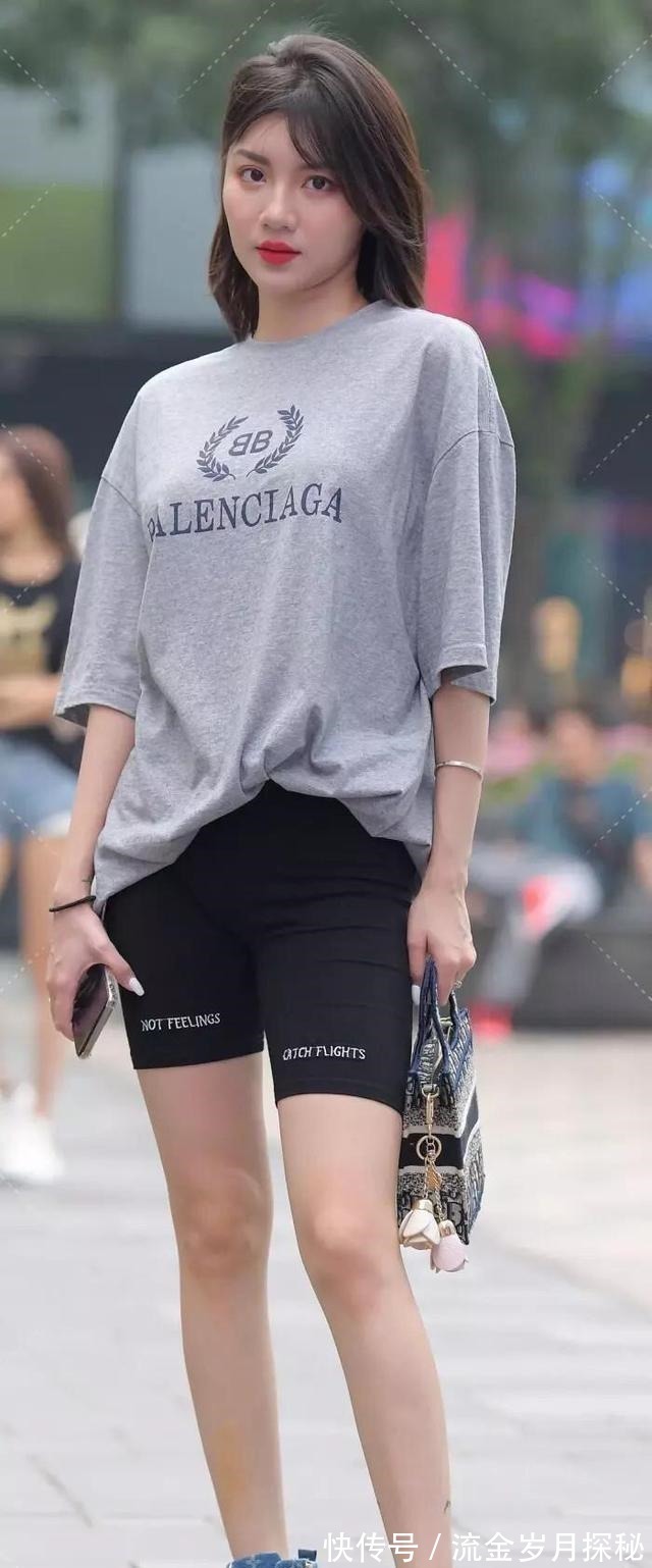 印花裤 灰色男友风短袖搭配紧身打底裤,开叉七分裤,简单美腻又率性!