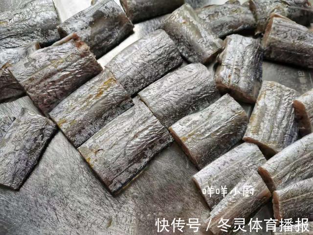 带鱼的懒人做法，低卡少油又补脑，外酥里嫩巨好吃，给孩子做一做