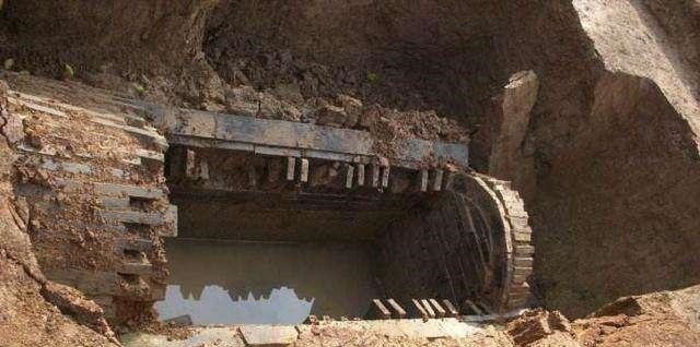 一起长大$古墓被盗一空,专家临走发现一蓝色至宝,价值能令盗墓贼后悔死