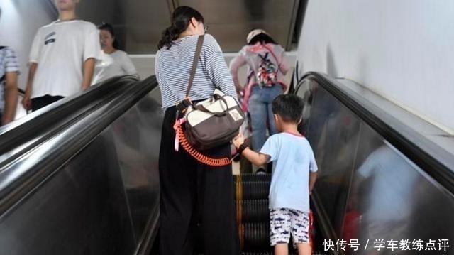 自救|4岁男童落入人贩子手,孩子喊出“2个字”,吓跑人贩子机智自救!