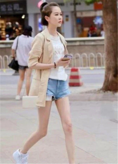 肤白貌美|街拍肤白貌美的小姐姐,修身衣搭配紧身裤,尽显苗条好身材