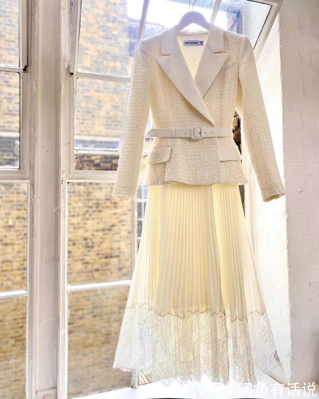 穿搭|凯特王妃扎马尾更显年轻,穿粗花呢西装裙出席酒会,简单却很高级