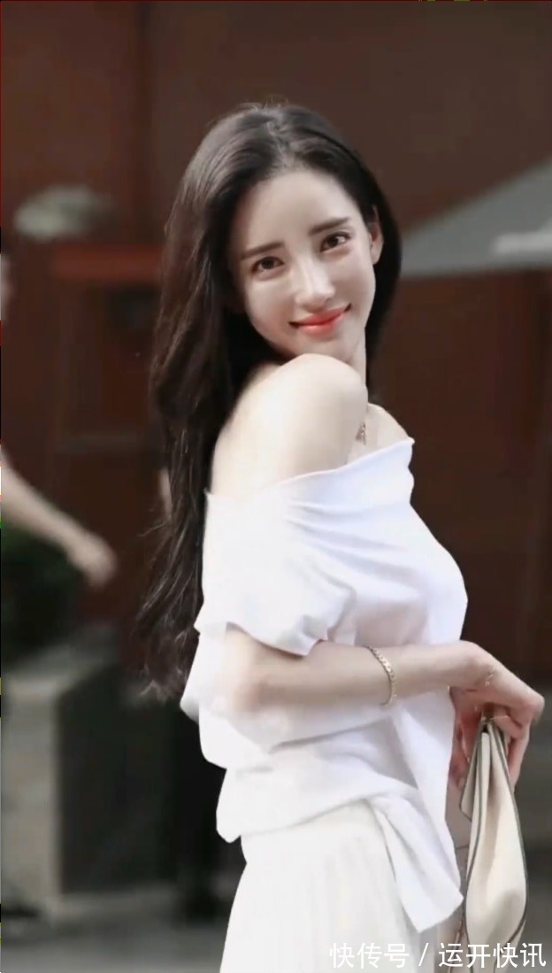 一笑|偶遇网红潘南奎，清纯白色穿搭美丽如初，甜美一笑太迷人