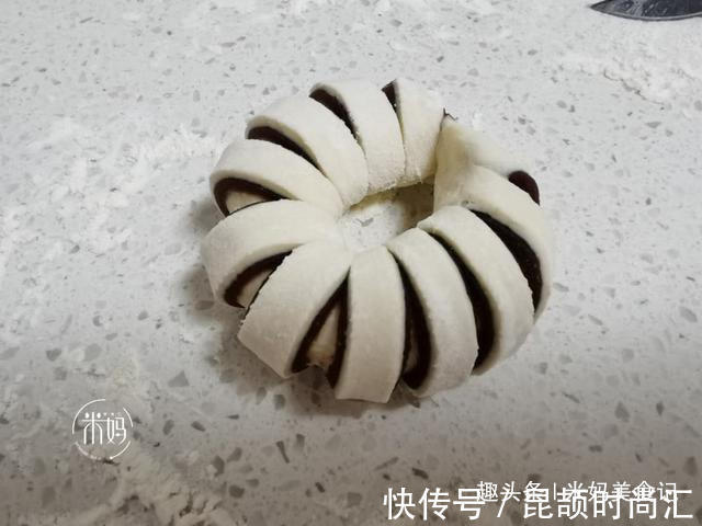 馒头|我家面粉从不蒸馒头，试试这做法，1次做8个，出锅瞬间扫光，赞