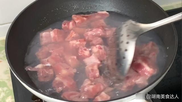 焯水|炖排骨时，先焯水还是直接炖？一步错步步错，做出来难怪不香