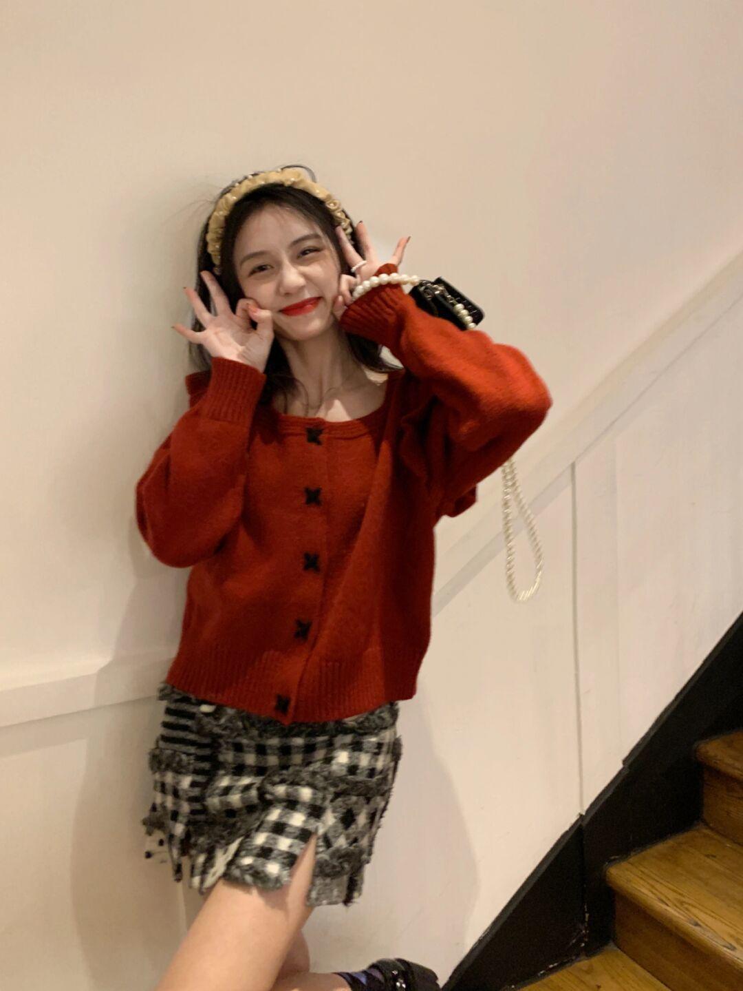 毛衣|圣诞节穿什么?我都为你搭配好了,红色毛衣+格子半身裙,浓浓的氛围感!