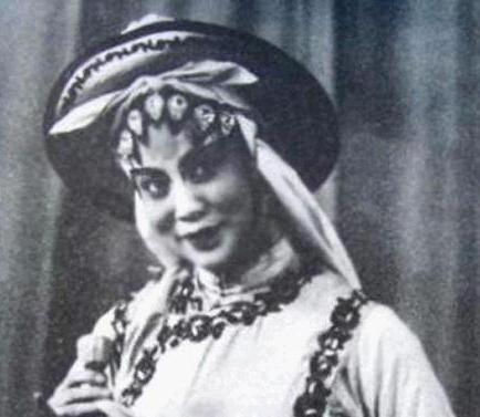 常香玉义演百场,为志愿军捐赠一架战斗机,