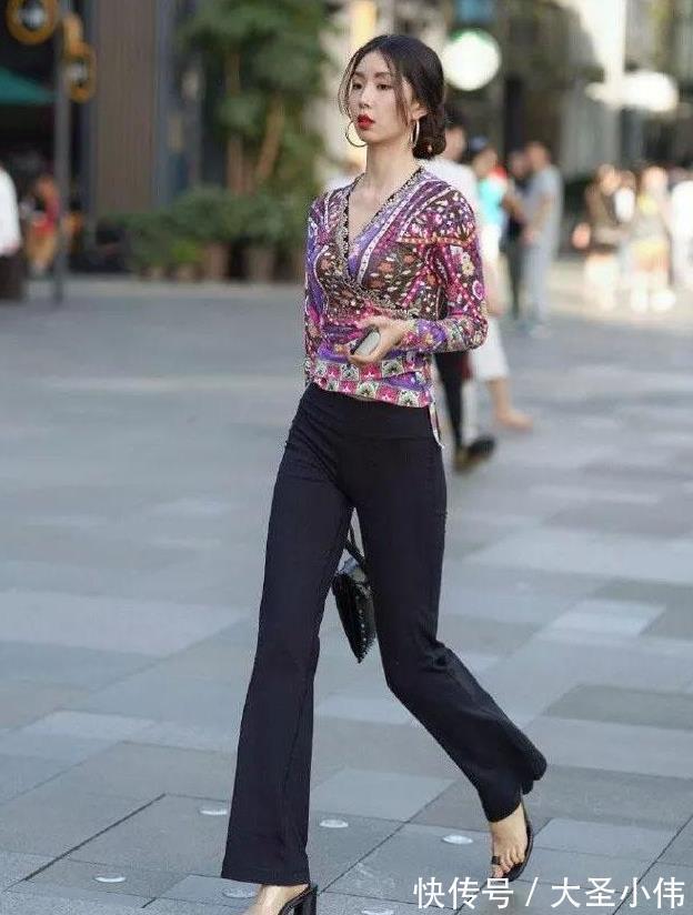 美女街拍:小姐姐有点胖,她的腿因逛街而痛痛,我真的很想去给她揉一揉