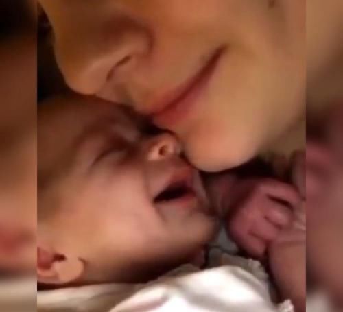 新手妈妈|新手妈妈轻轻地亲吻了宝宝,接下来小宝宝的反应实在是太甜蜜了!