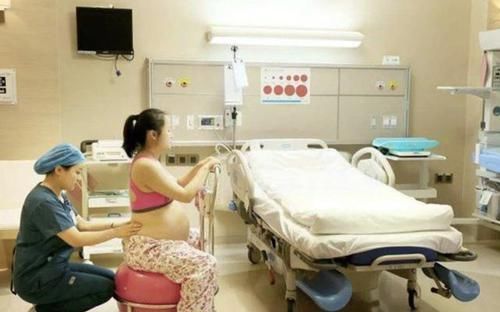 孕晚期|分娩前,先破水还是先见红的区别,关系孕妈和胎儿的体质好坏