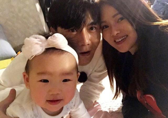 小宝宝|还记得“丑哭宝妈”的网红宝宝吗?当初你嫌我丑,如今美到认不出