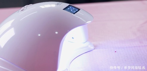 不容错过的丝绒格子美甲教程