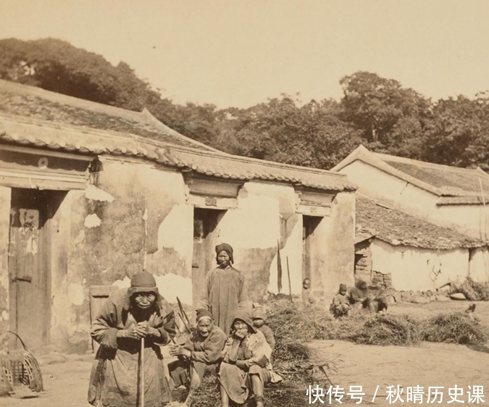 老照片中|晚清老照片:百姓赤脚打补丁,生活贫穷心酸!神情悲伤的渔家女!