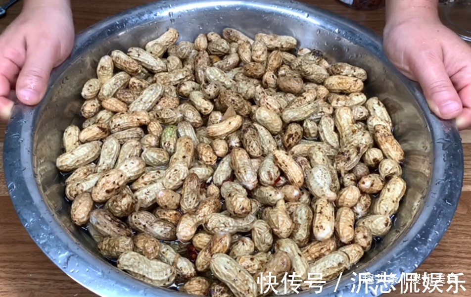 水煮花生时，不可直接盐水煮！老农民教你1招，吃着跟肉一样好吃