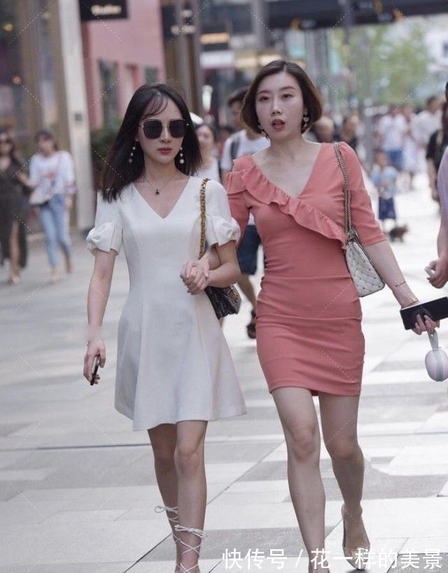 穿搭|V领连衣裙姐妹花搭配高跟鞋,青春靓丽,时尚迷人