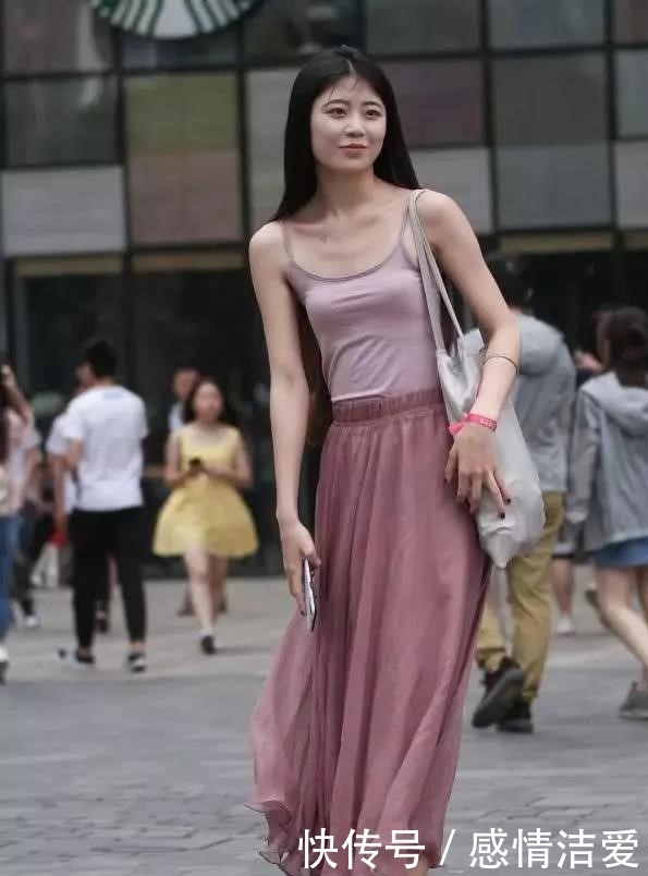 长裙|街拍:小姐姐一袭粉红色吊带长裙可爱又清纯,苗条的身材女神范儿