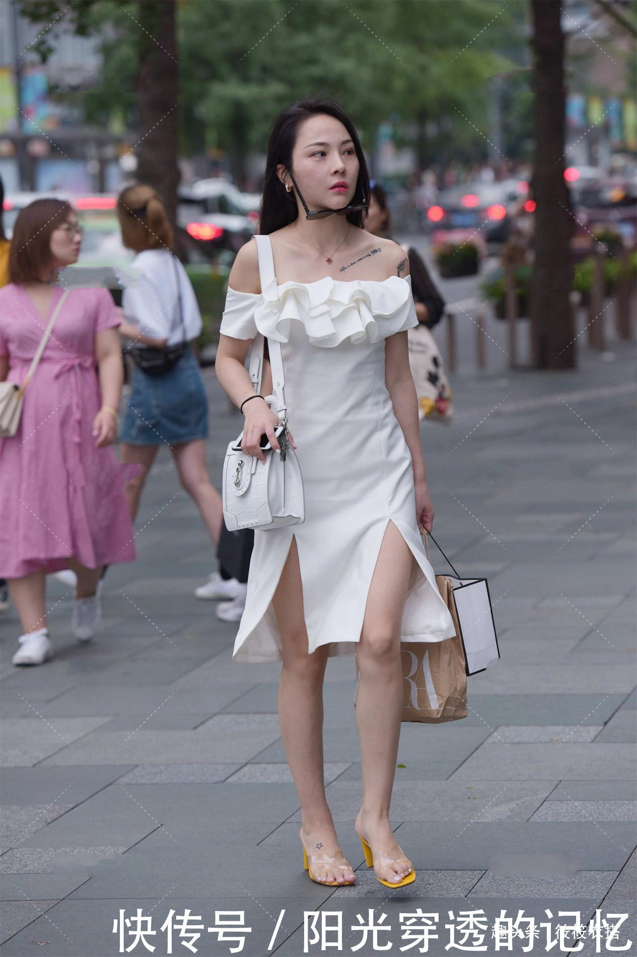 一字肩白色修身连衣裙,大方优雅,显清纯气质