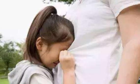 女儿|“爸爸有人摸我”,当孩子说出这句话时,看看三种爸爸的不同反应